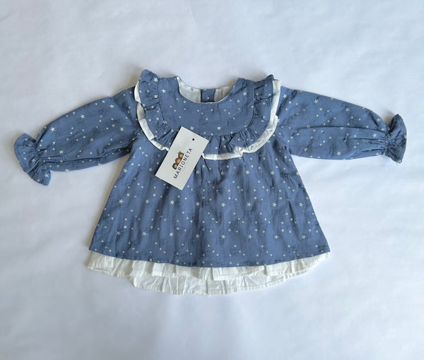 Vestido azul con estampado de estrellas con volante al frente para bebe niña | Dadati