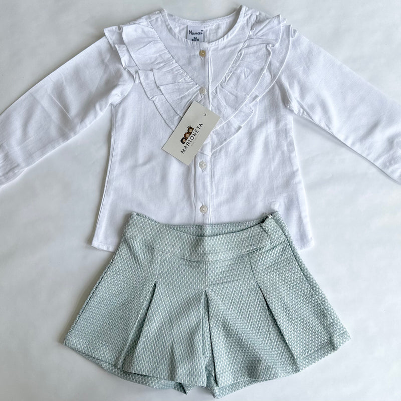 Conjunto dos piezas para niña short azul y blusa blanca de marca Newness