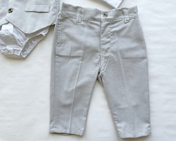 Conjunto cuatro piezas pantalon chaleco y moño beige y camisa blanca para niño | mexicano