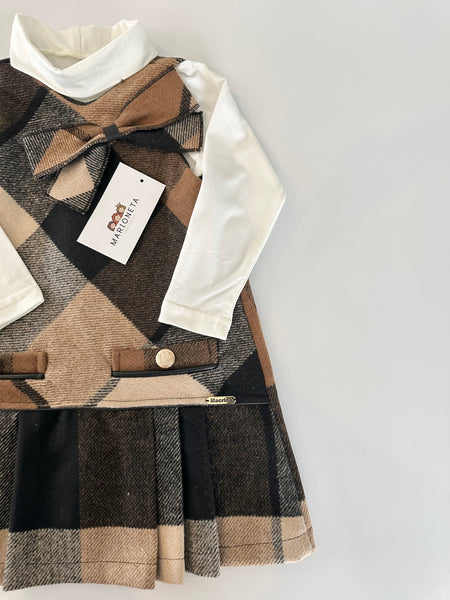 Jumper a cuadros color cafe y playera ivory para niña .