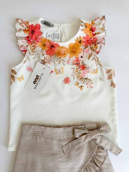 Conjunto dos piezas blusa blanca con estampado de flores  y short beige para niña.