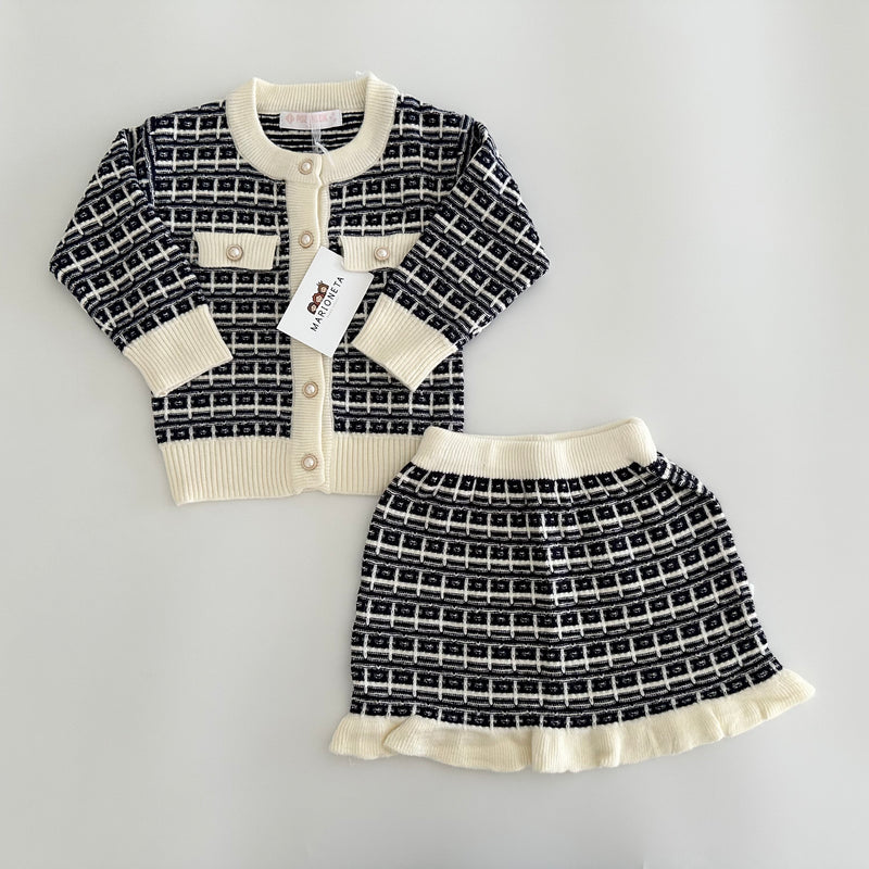 Conjunto dos piezas tejido sueter marino con ivory y falda con detalle de olan para niña.