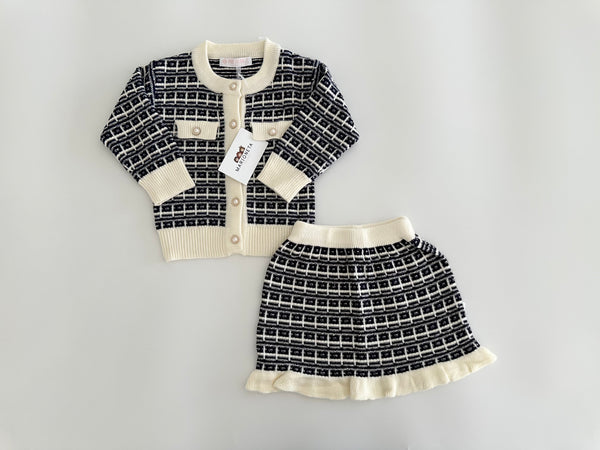 Conjunto dos piezas tejido sueter marino con ivory y falda con detalle de olan para niña.
