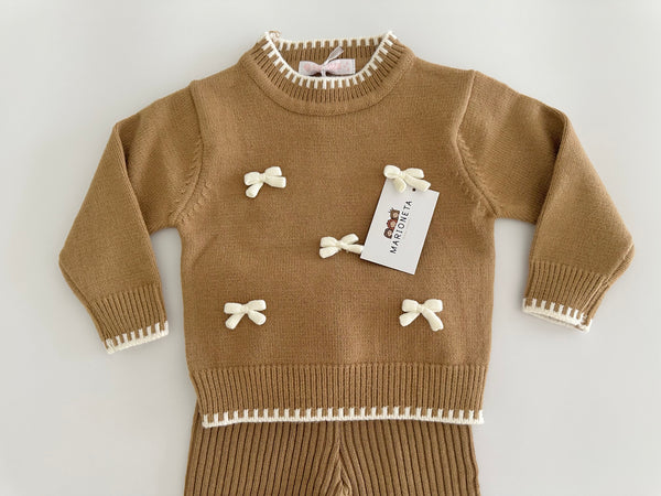 Conjunto dos piezas sueter miel con adorno de moños y pantalon tejido para niña.