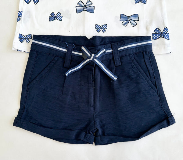 Conjunto dos piezas blusa blanca con estampado moños marino y short marino para bebe niña | Newness