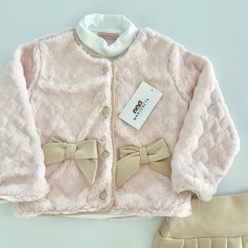 Conjunto tres piezas saco de peluche rosita falda beige y blusa ivory para niña.