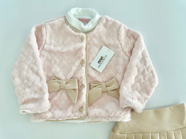 Conjunto tres piezas saco de peluche rosita falda beige y blusa ivory para niña.