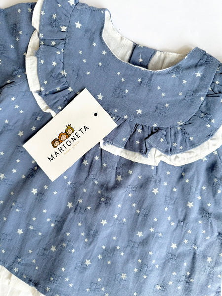 Vestido azul con estampado de estrellas con volante al frente para bebe niña | Dadati