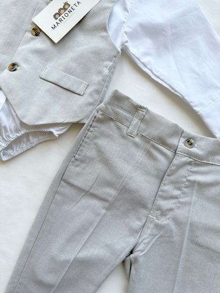 Conjunto cuatro piezas pantalon chaleco y moño beige y camisa blanca para niño | mexicano