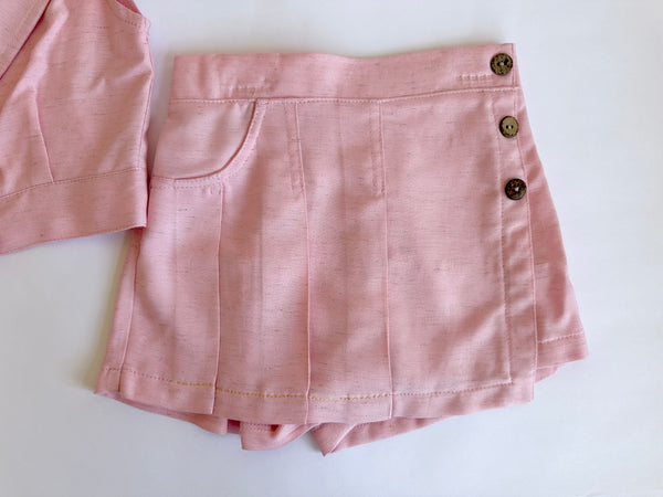 Conjunto tres piezas short falda y chaleco color rosa pastel y top ivory para niña.