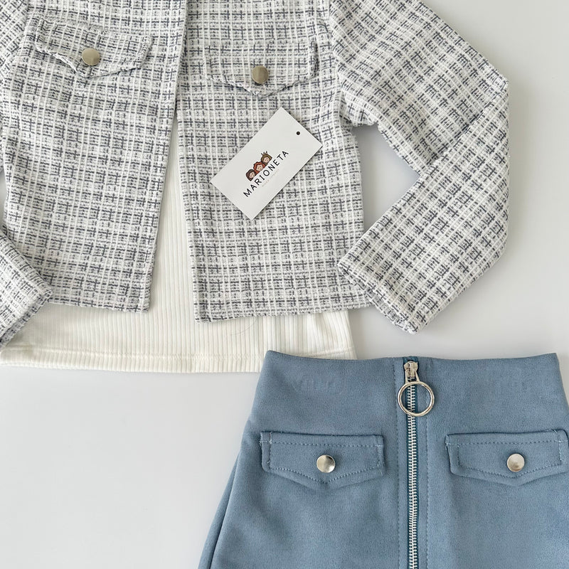 Conjunto tres piezas saco a cuadros blanco con azul , blusa ivory y falda azul para niña |