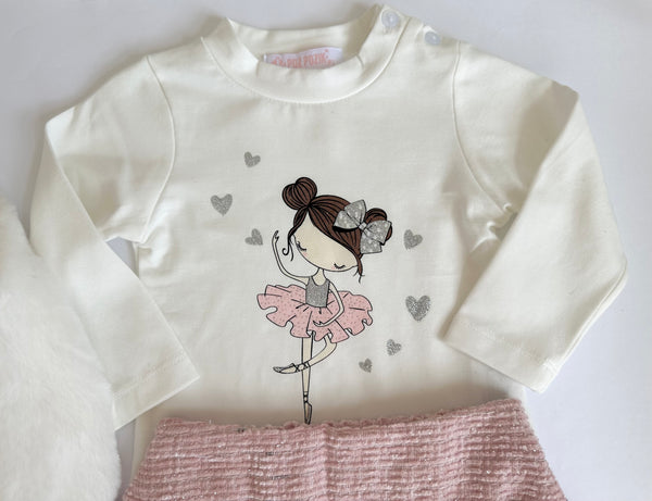 Conjunto tres piezas playera ivory estampada falda rosa y saco de peluche ivory con adorno de corazon para niña.