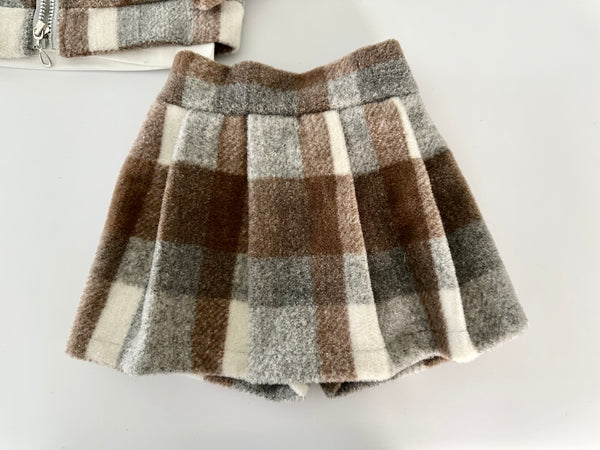 Conjunto tres piezas chaqueta y falda a cuadros y playera ivory con estampado para niña.