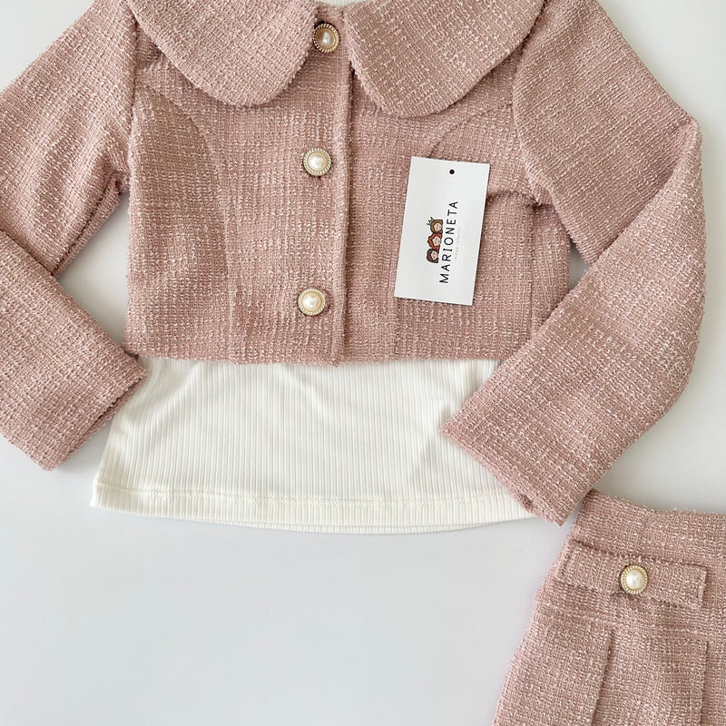 Conjunto tres piezas saco y falda color rosita con playera ivory para niña
