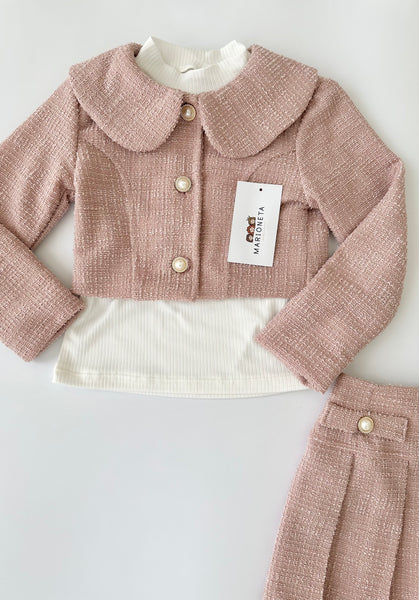 Conjunto tres piezas saco y falda color rosita con playera ivory para niña