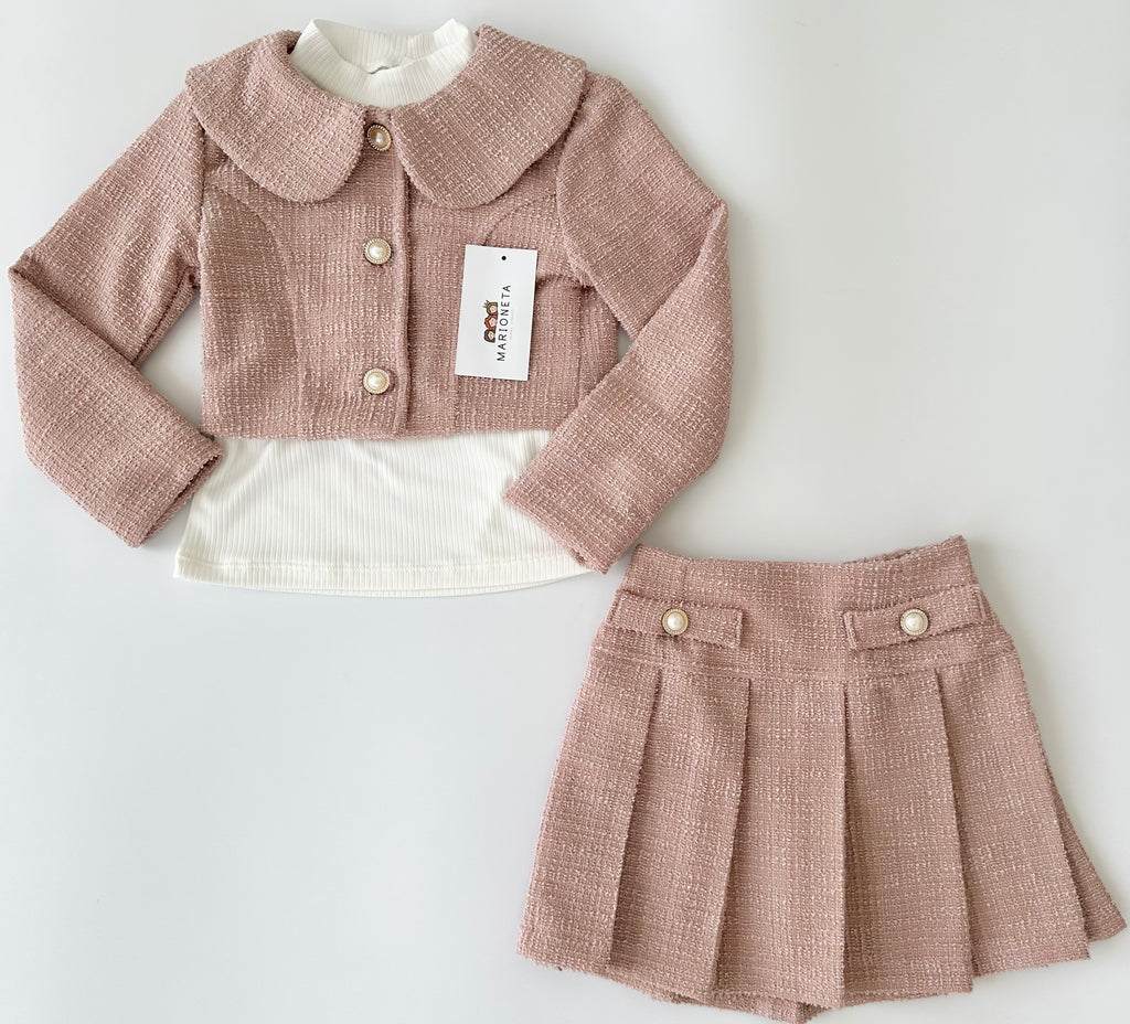 Conjunto tres piezas saco y falda color rosita con playera ivory para niña