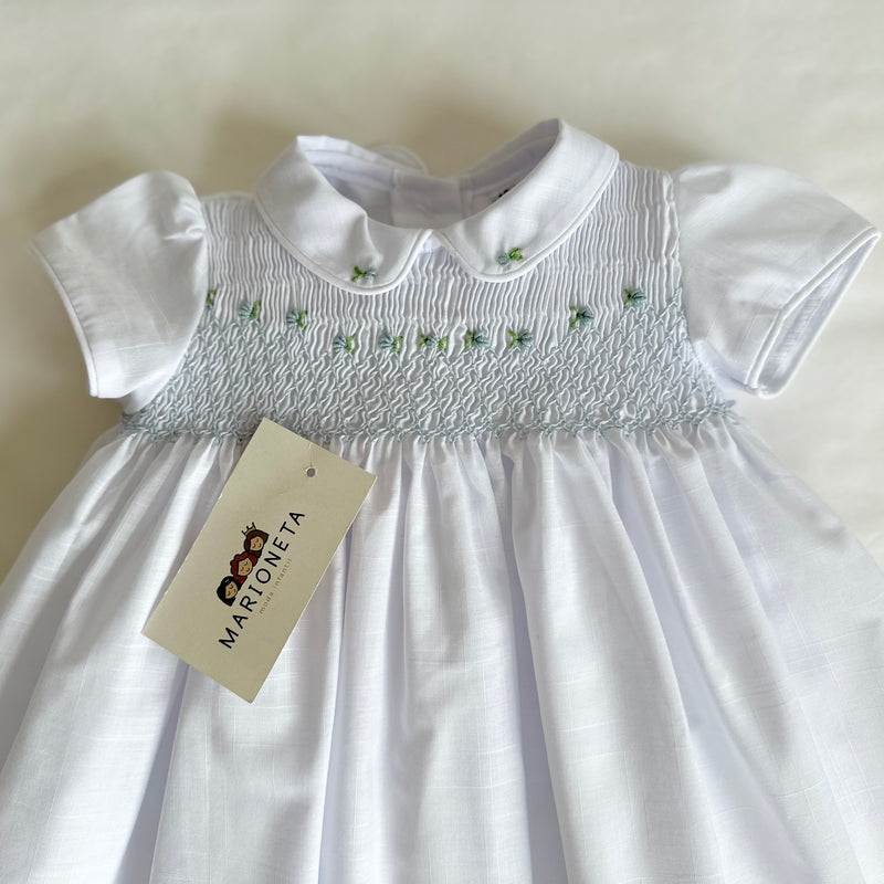 Vestido bordado hecho a mano para niña en color blanco con bordado verde menta - Marca Carpi