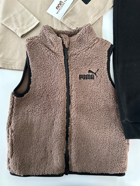 Conjunto tres piezas chaleco cafe pantalonera negra y playera cafe claro para niño.