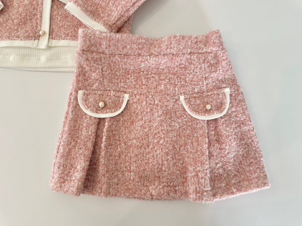 Conjunto tres piezas falda y saco color rosa y playera blanca para niña |