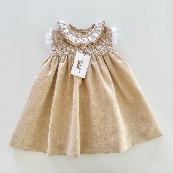 Vestido bordado hecho a mano color beige con adorno en el cuello blanco para niña.