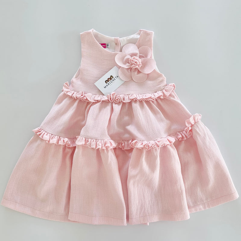 Vestido de olanes color rosita con adorno de flor en el frente para niña |