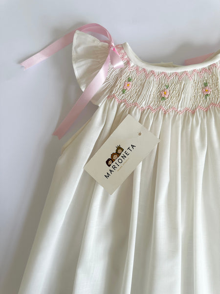 Vestido bordado hecho a mano jesucito color beige con bordado rosa y lazos en hombros para niña |