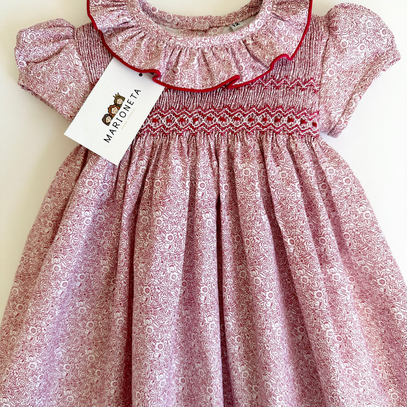 Vestido bordado hecho a mano color rojo con estampado de florecitas manga corta para niña |