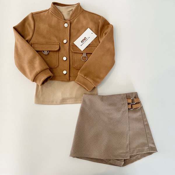 Conjunto tres piezas chamarra gamuza cafe claro, playera beige y short falda a cuadros