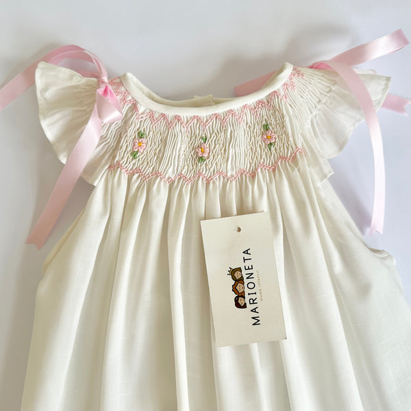 Vestido bordado hecho a mano jesucito color beige con bordado rosa y lazos en hombros para niña |