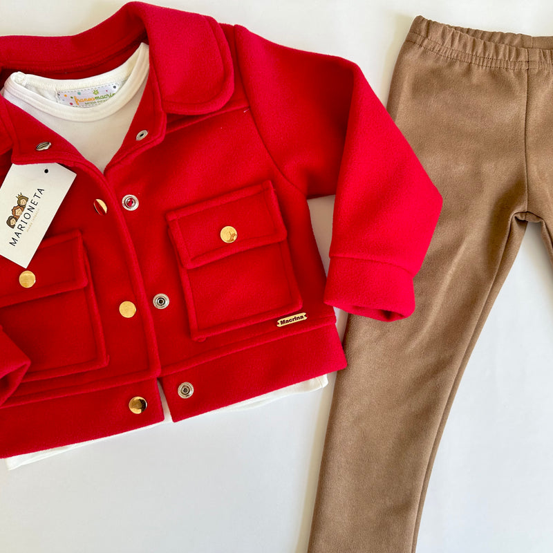 Conjunto tres piezas saco rojo, playera ivory estampada y pantalon caqui para niña |