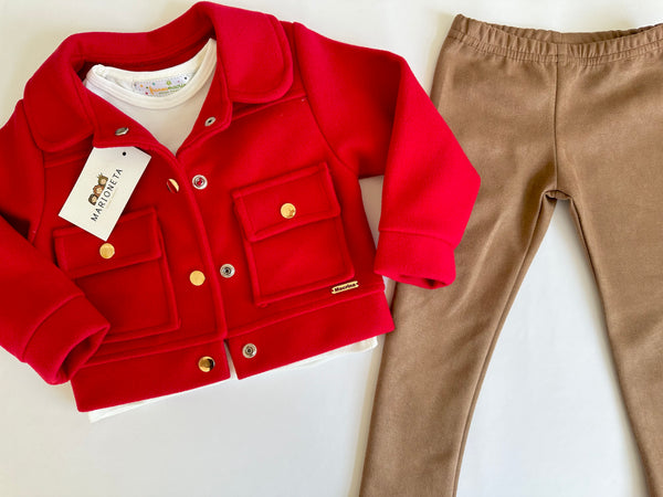 Conjunto tres piezas saco rojo, playera ivory estampada y pantalon caqui para niña |