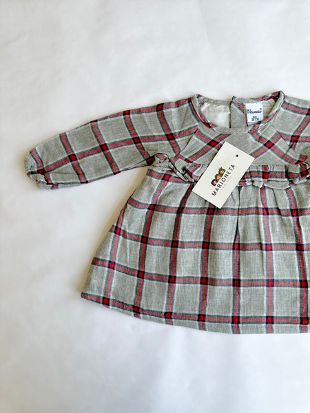 Vestido gris con tinto a cuadros manga larga y volante al frente para bebe niña | Newness