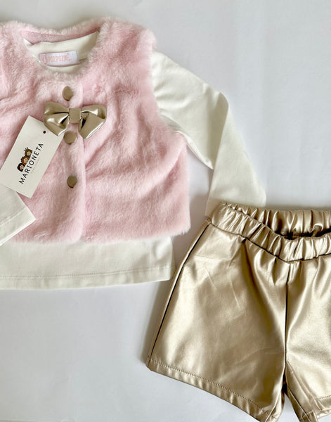 Conjunto tres piezas chaleco rosita, blusa ivory estampada  y short dorado para niña.