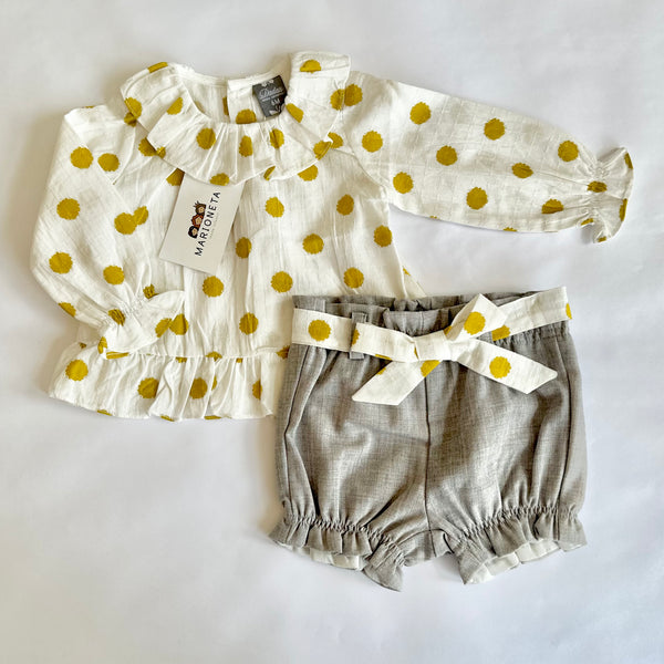 Conjunto de dos piezas short gris claro con bluda hueso con topos mostaza para bebe niña  -  Dadati