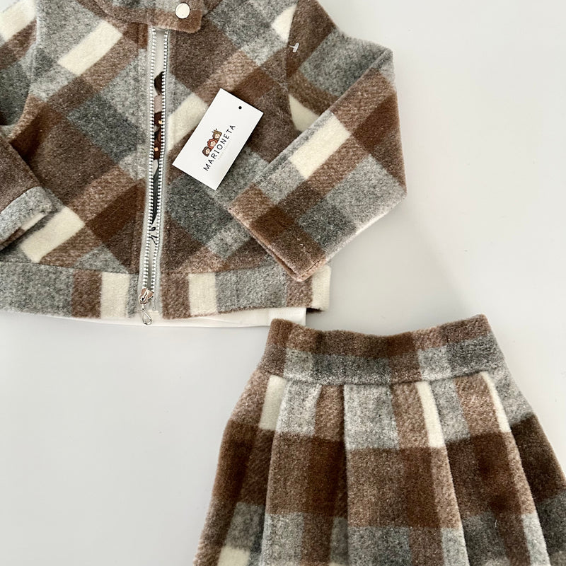 Conjunto tres piezas chaqueta y falda a cuadros y playera ivory con estampado para niña.