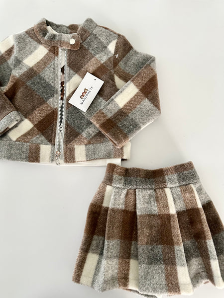 Conjunto tres piezas chaqueta y falda a cuadros y playera ivory con estampado para niña.