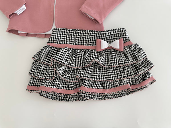 Conjunto tres piezas falda de olanes, saco rosa y playera blanca para niña.  MEXICANO