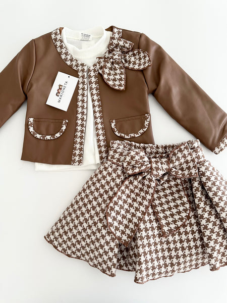 Conjunto tres piezas saco cafe con falda de olanes y playera ivory para niña.