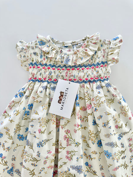 Vestido bordado hecho a mano color beige con estampado de flores azules para niña.