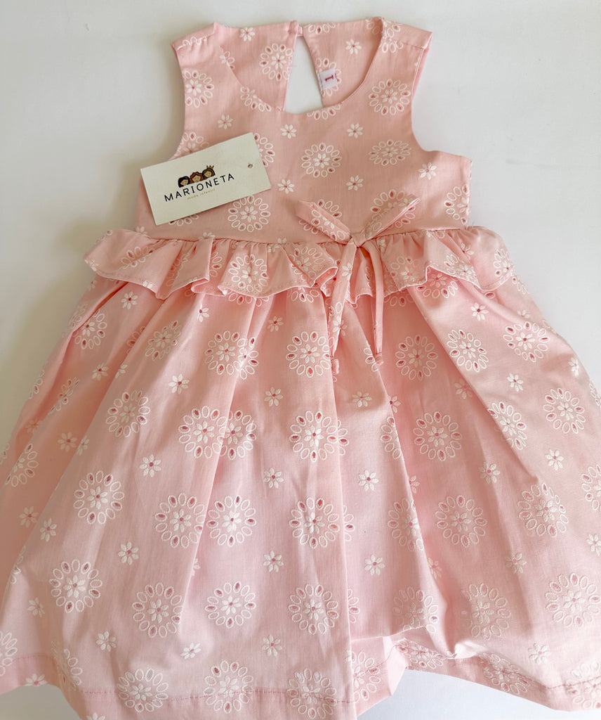 Vestido de niña con olan y lazo al frente color rosita grabado de flores para
