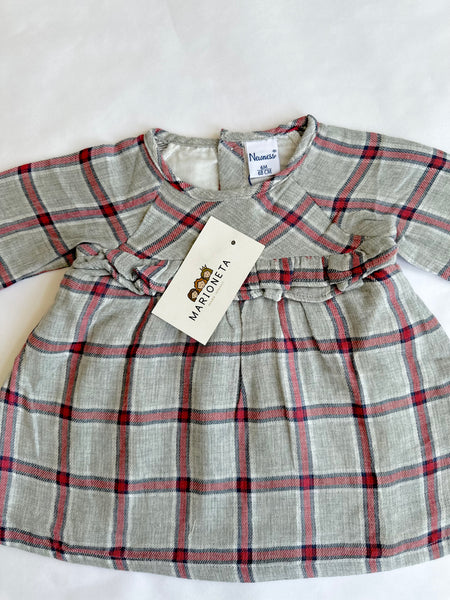 Vestido gris con tinto a cuadros manga larga y volante al frente para bebe niña | Newness