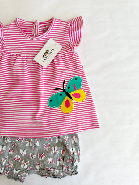 Conjunto dos piezas blusa rosa a rayas con estampado de mariposa y short gris estampado para bebe niña.