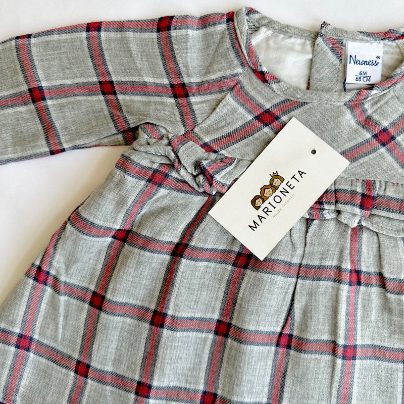 Vestido gris con tinto a cuadros manga larga y volante al frente para bebe niña | Newness