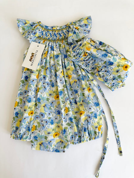 Pañalero con gorra bordado a mano color azul estampado de flores para bebe niña. CARPI