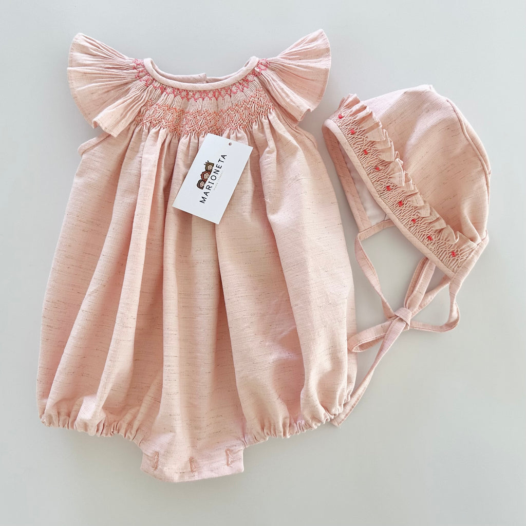 Pañalero con gorra bordado a mano color rosa salmon con bordado naranja para bebe niña.