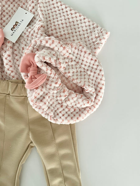 Conjunto dos piezas abrigo y bonete rosita y pantalon caki para niña | mexicano