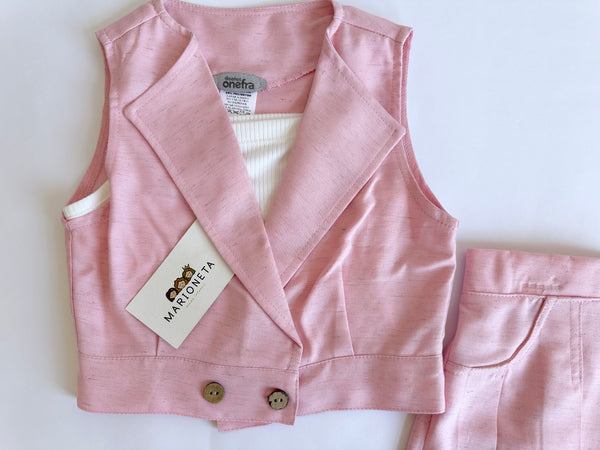 Conjunto tres piezas short falda y chaleco color rosa pastel y top ivory para niña.