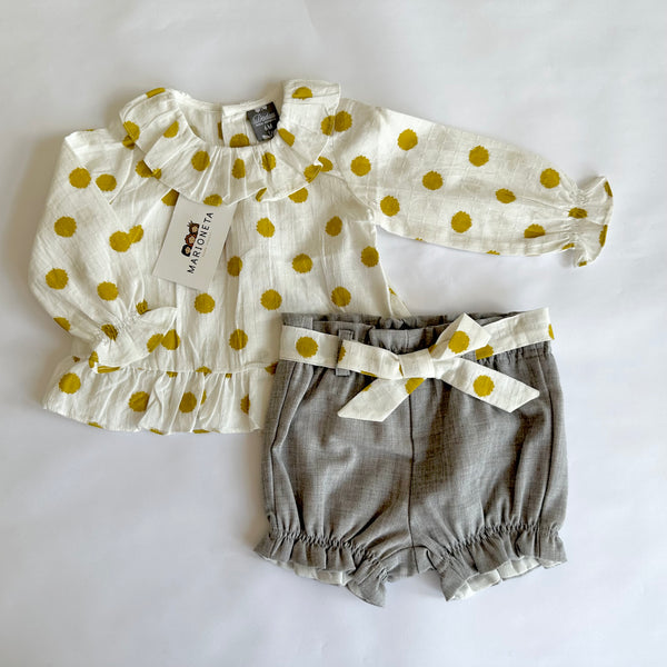 Conjunto de dos piezas short gris claro con bluda hueso con topos mostaza para bebe niña  -  Dadati