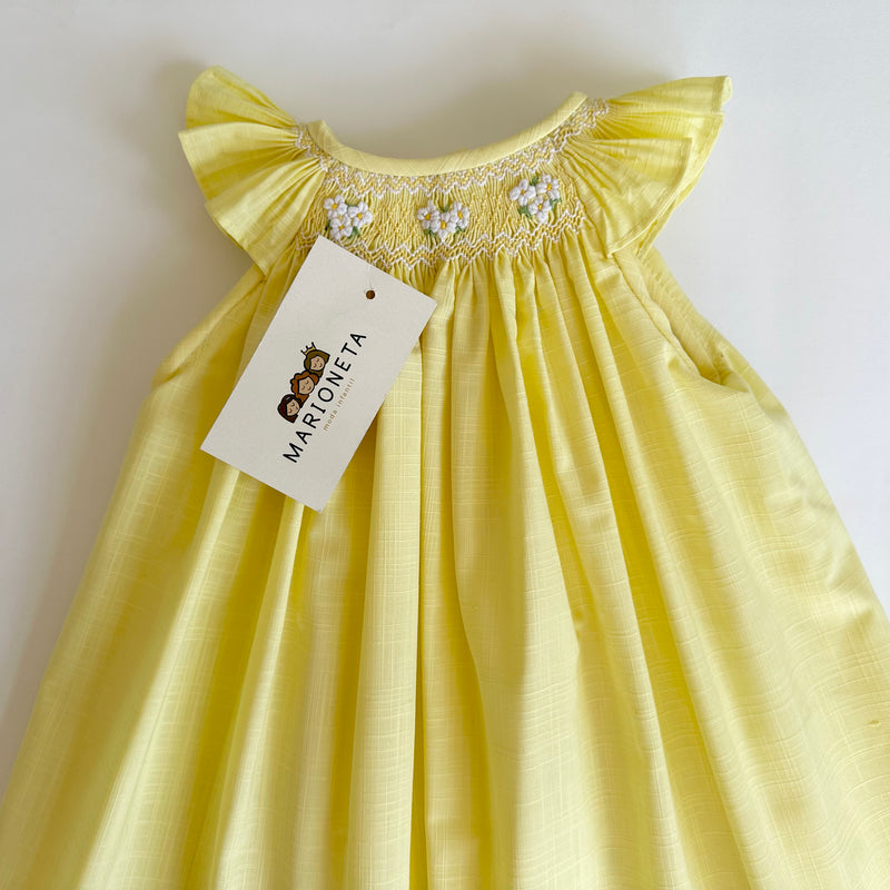 Vestido bordado hecho a mano color amarillo con rayitas con flores blancas para niña | CARPI