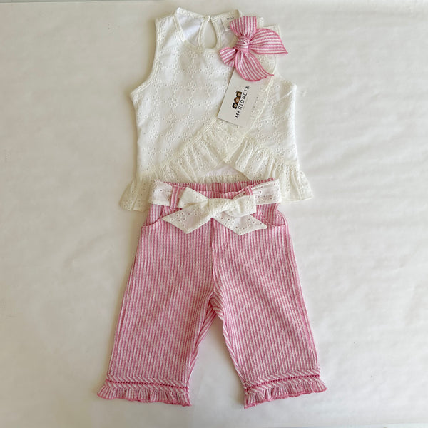 Conjunto dos piezas blusa ivory con detalle de moño al frente y capri rosa a rayas para niña. |